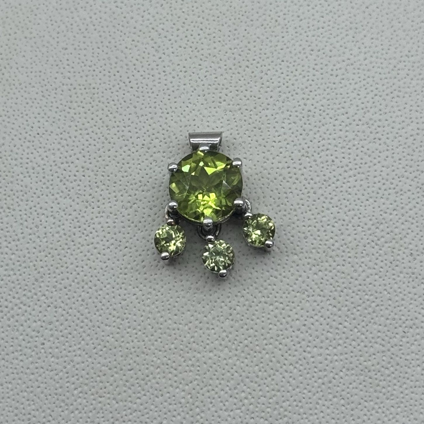 14KW Peridot Paw Pendant (Dangle)