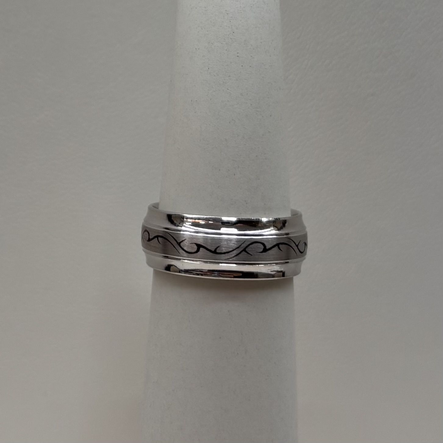 10KW Men's Designed Band (Size 6/ 5.9g), Material: ENGRAVED