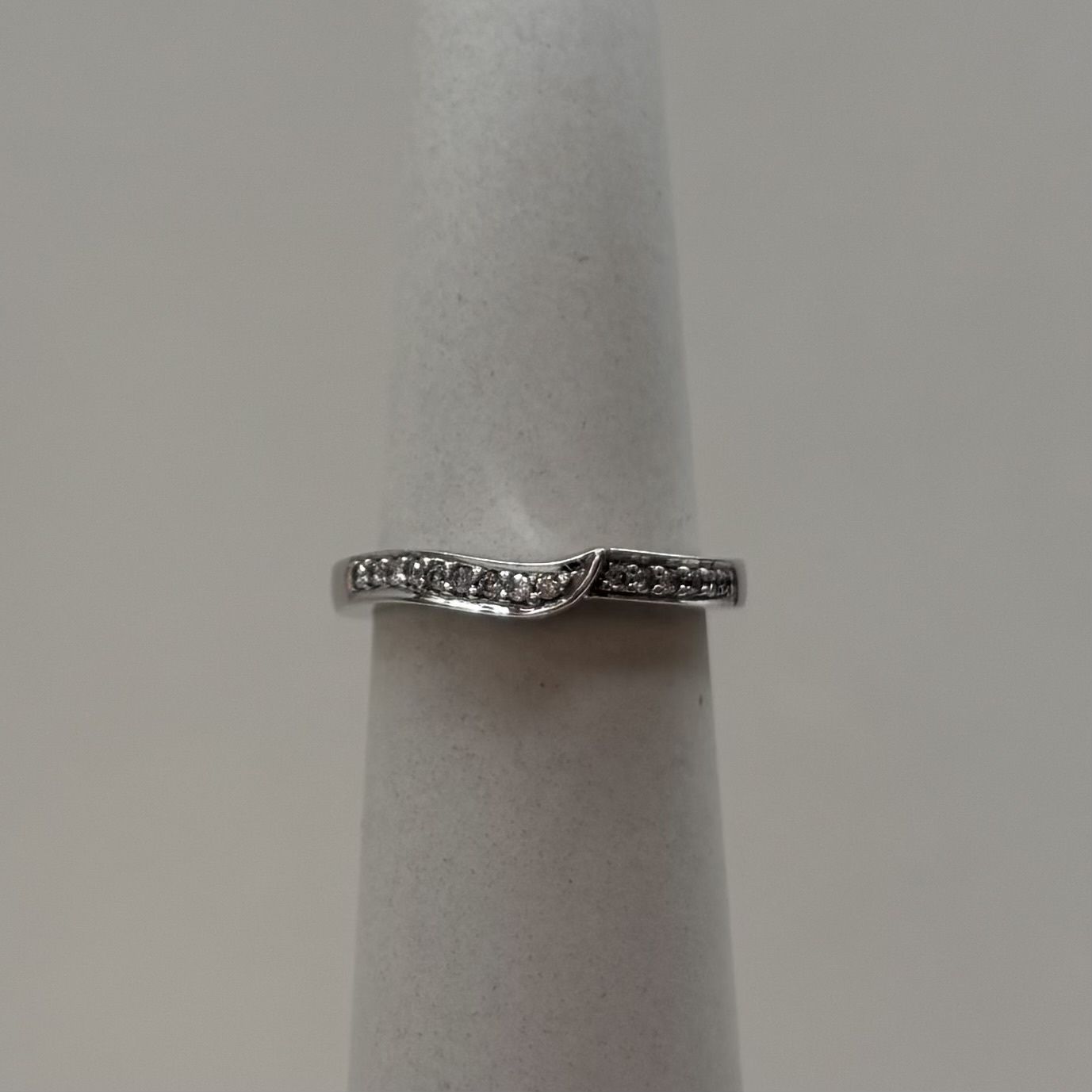 14KW Swirl 16-Stone Round Diamond Channel Band