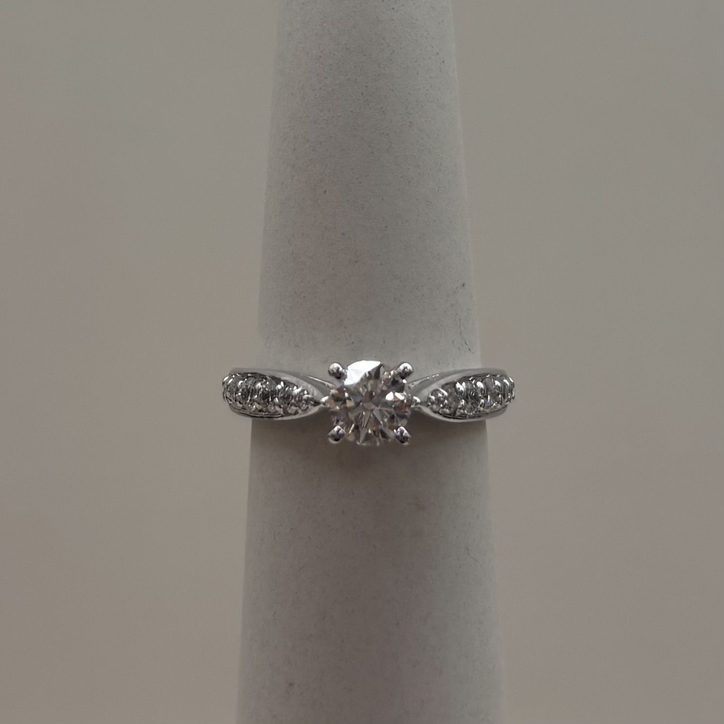 14KW "Jillian" LM 10 Stone-Band w/ Rnd VS Diamond Ring