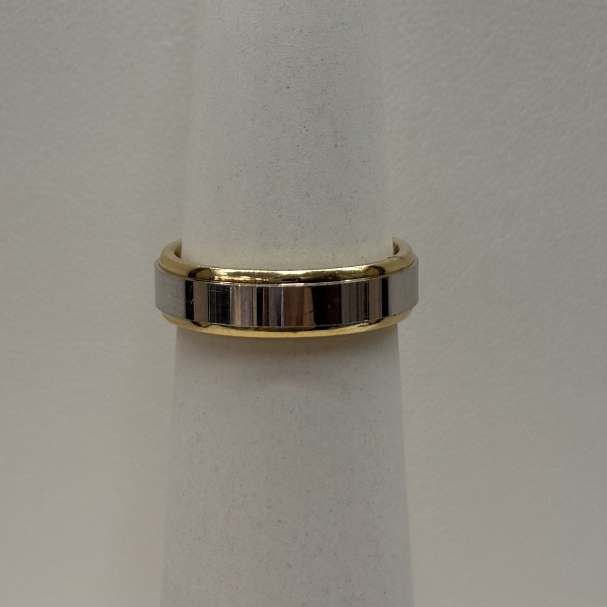 10KY Two-Tone Men's Designed Band (Size 7.3g)