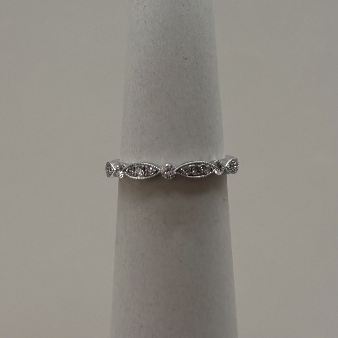 14KW 11-Stone Vintage Diamond Band