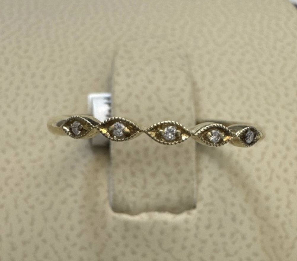 YG 0.03tdw Wedding Band