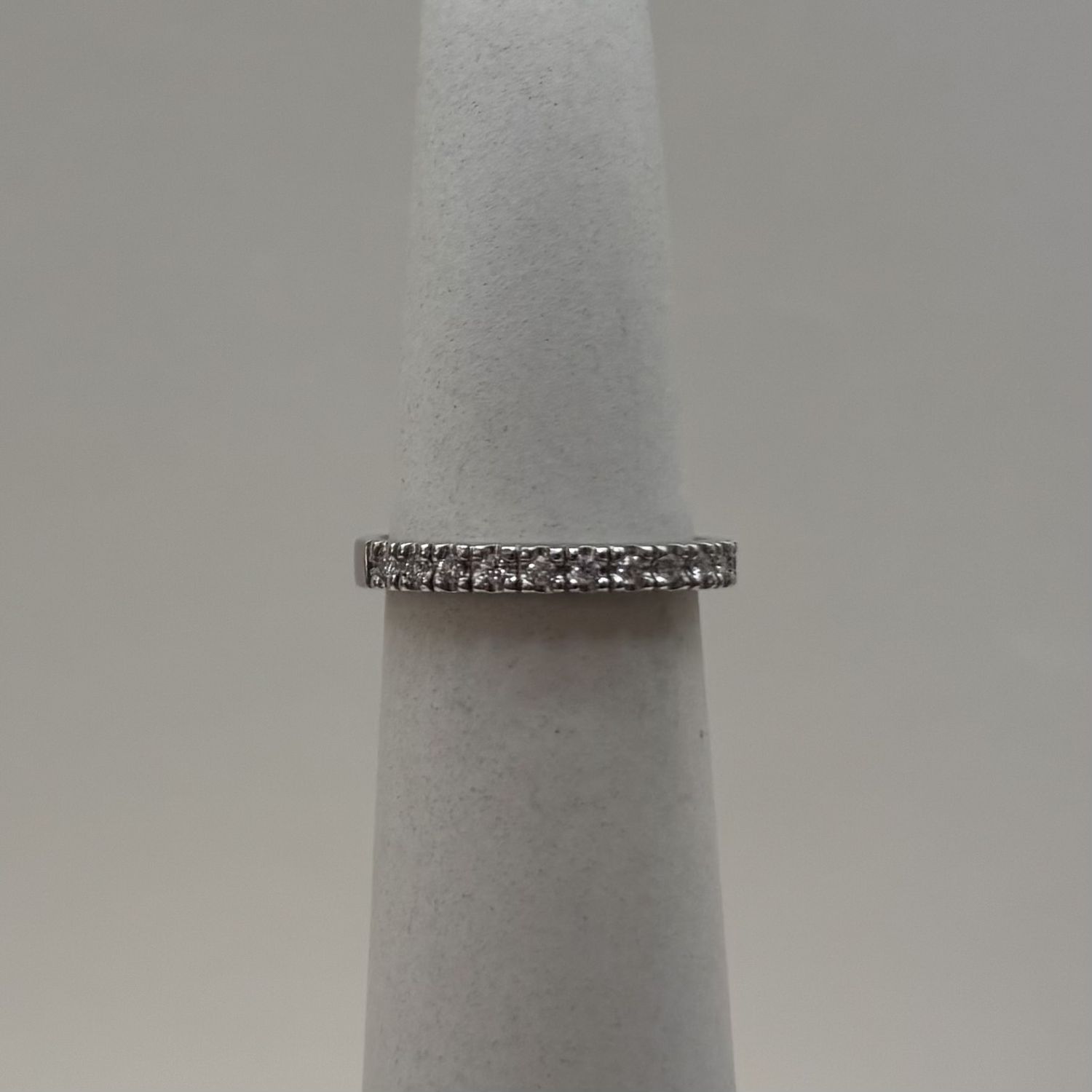 14KW 11-Stone Diamond Vintage Channel Band