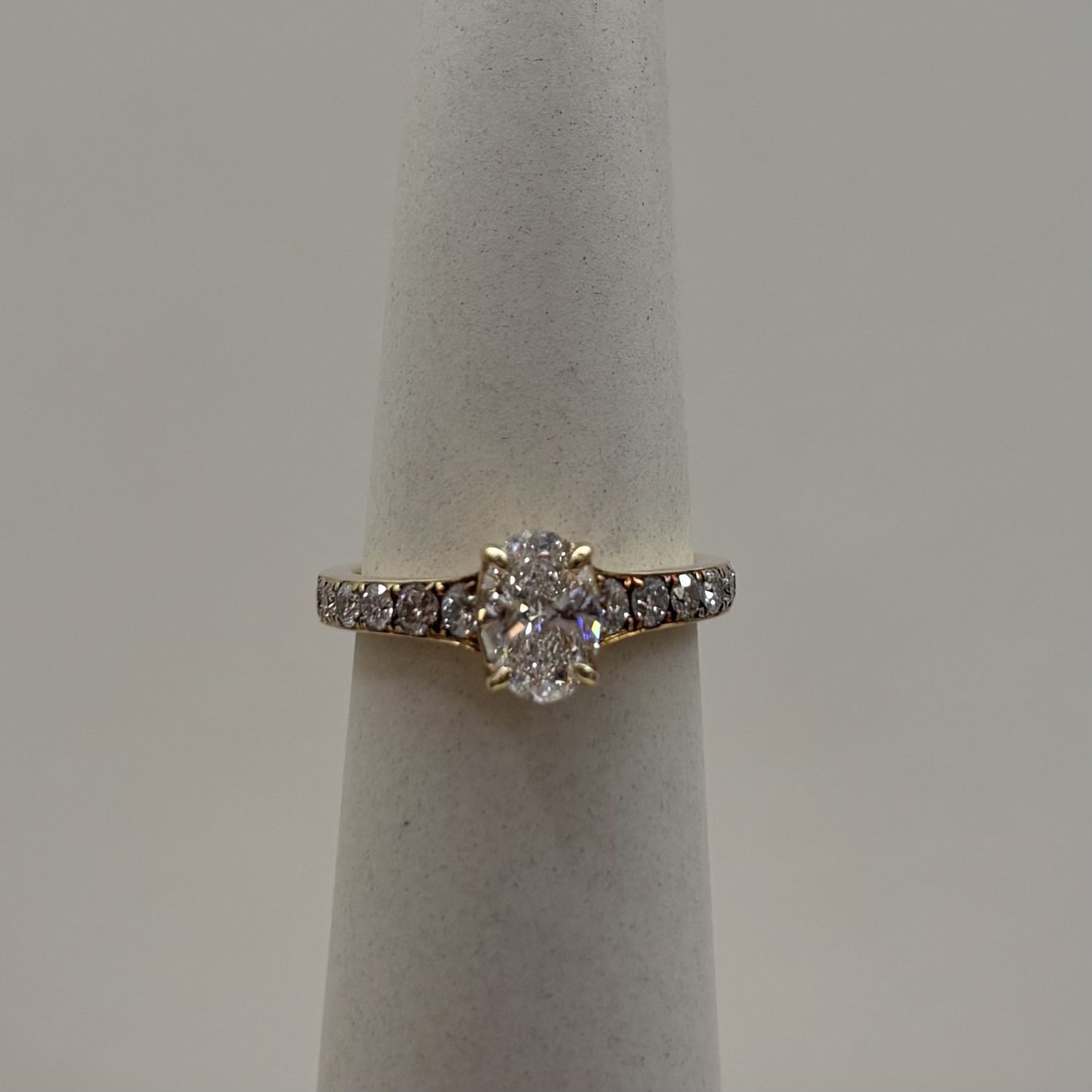 14KY w/ LC Oval Brillant VS1 Center Ring