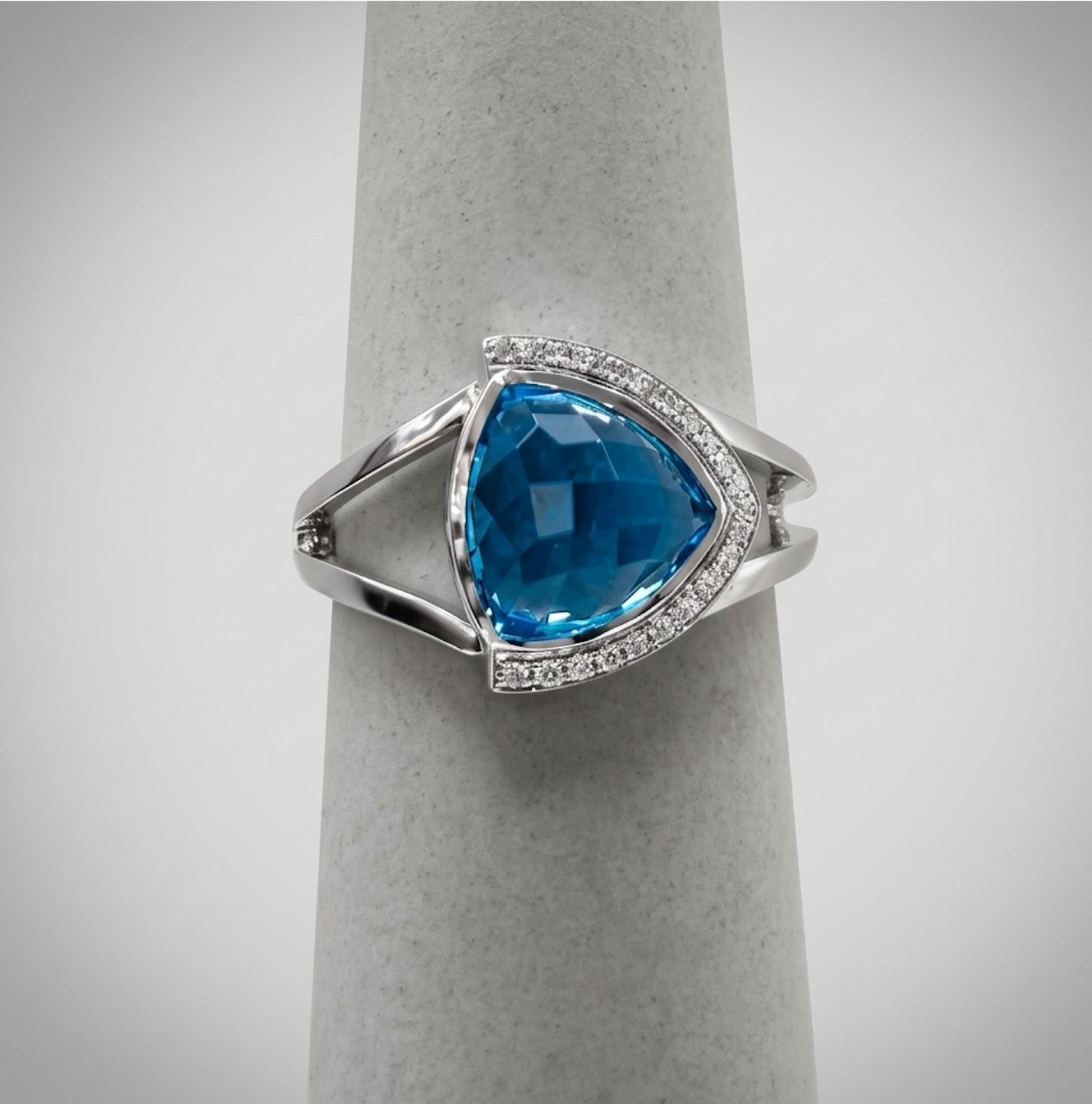 14KW Diamond Blue Topaz Triangle Ring (4.1g)