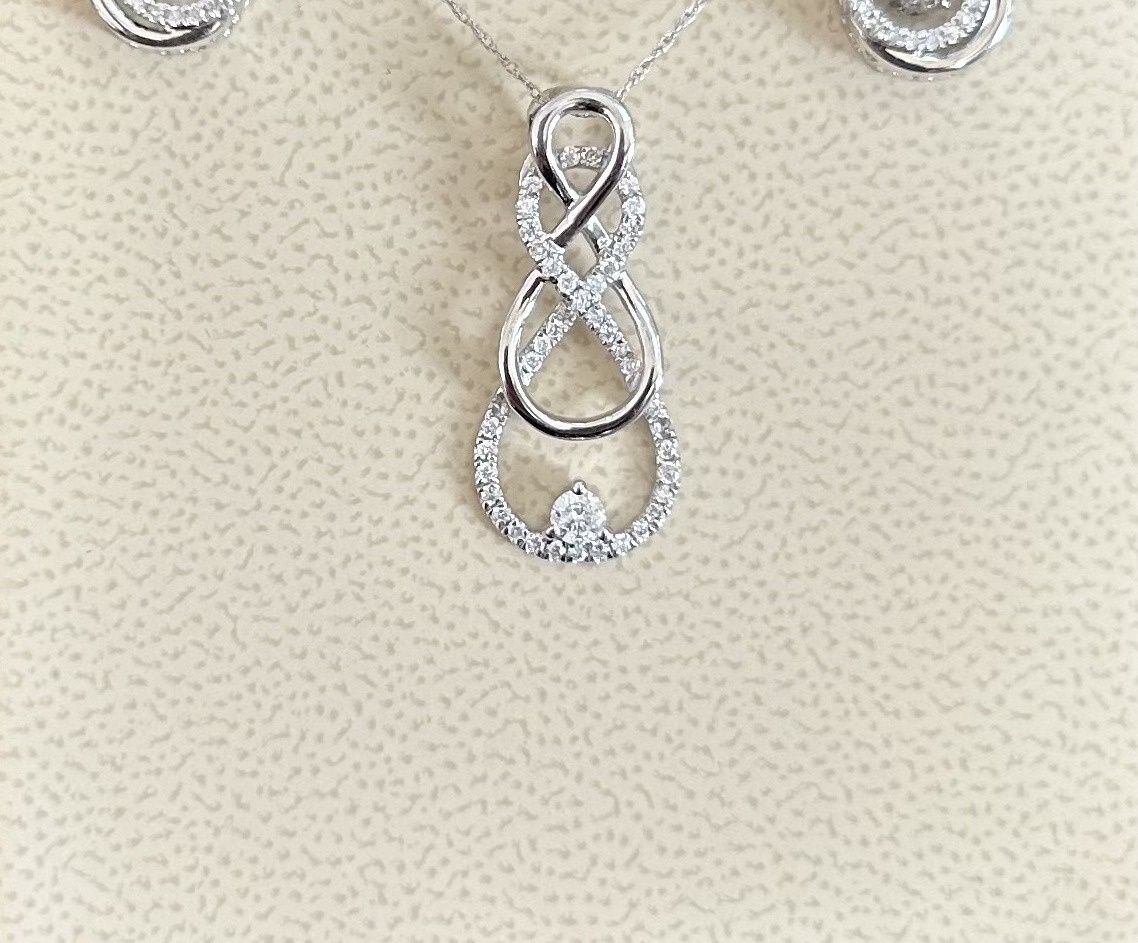 10KW Double Infinity Diamond Pendant