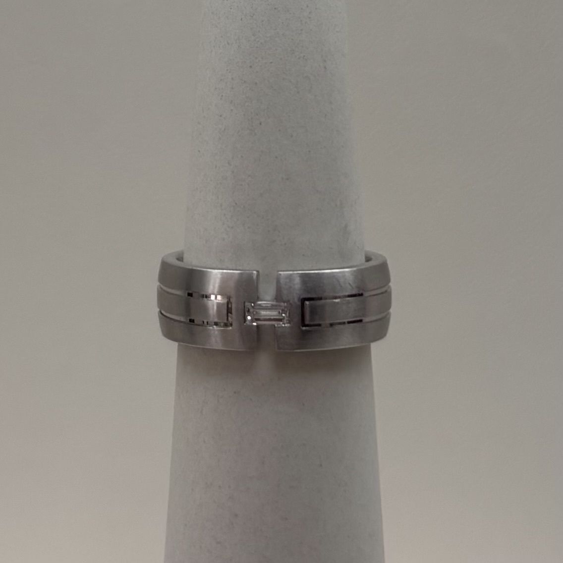 14KW Men's Diamond Band Curved Size 7