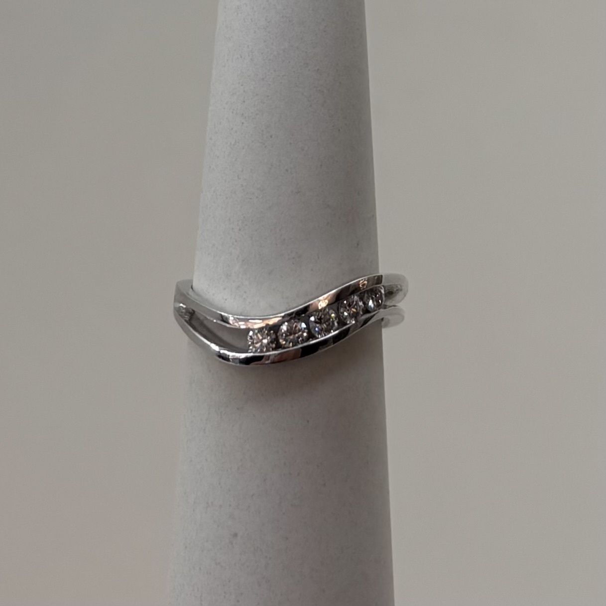 14KW Swirl 5-Stone Round Diamond Channel Band