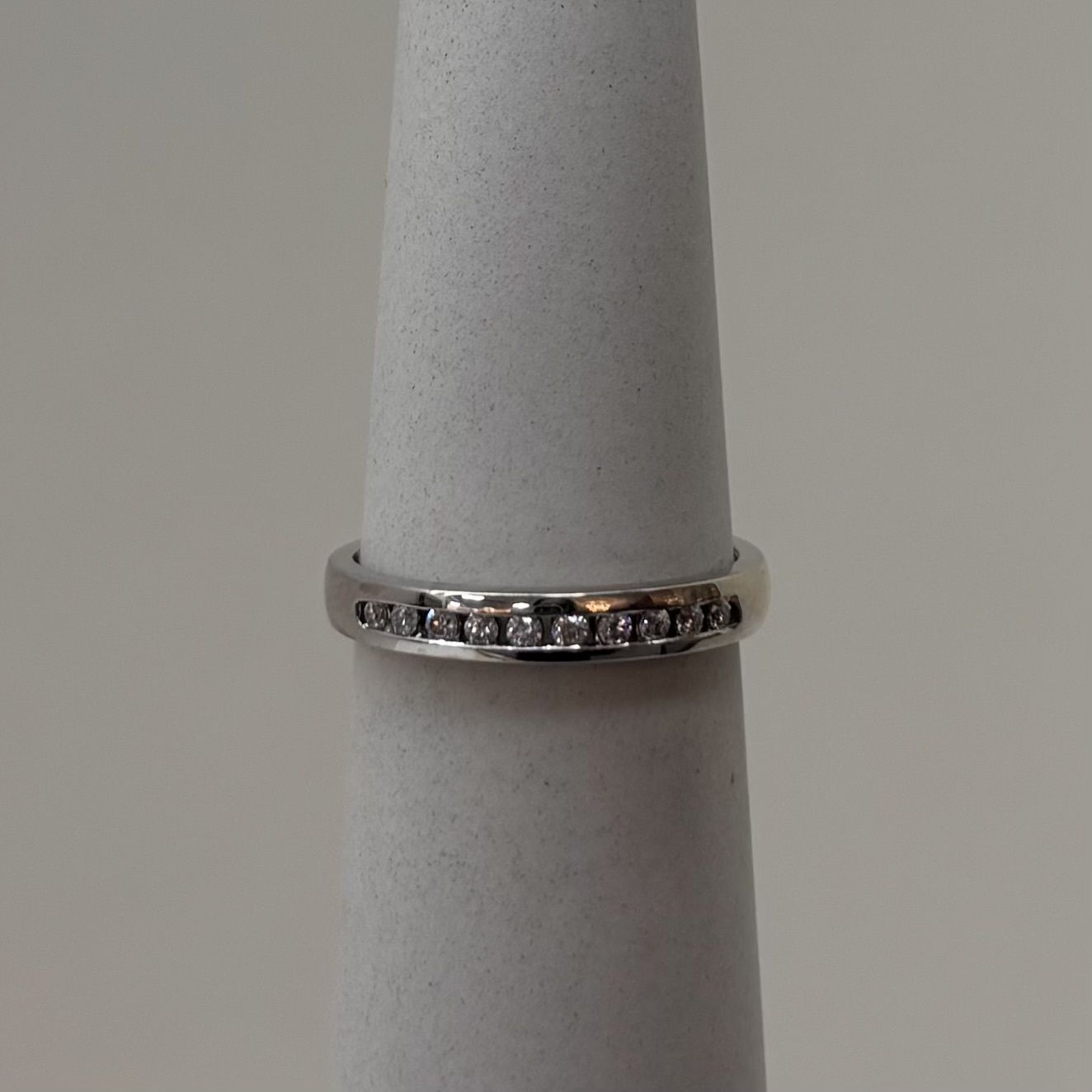 14KW 10-Stone Round Diamond Channel Band