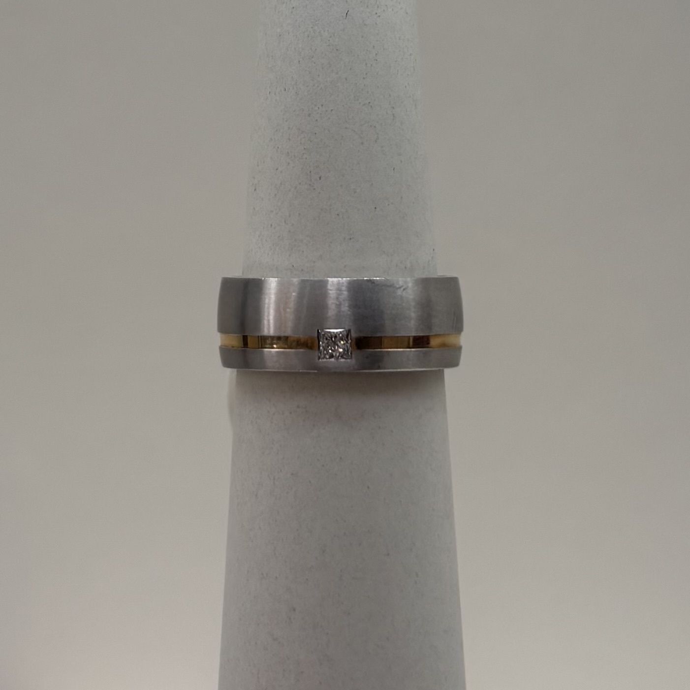 14KW Men's Two-Tone Designer Band Size 6