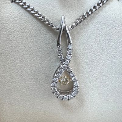 10KW Fluttering Diamond Infinity Pendant