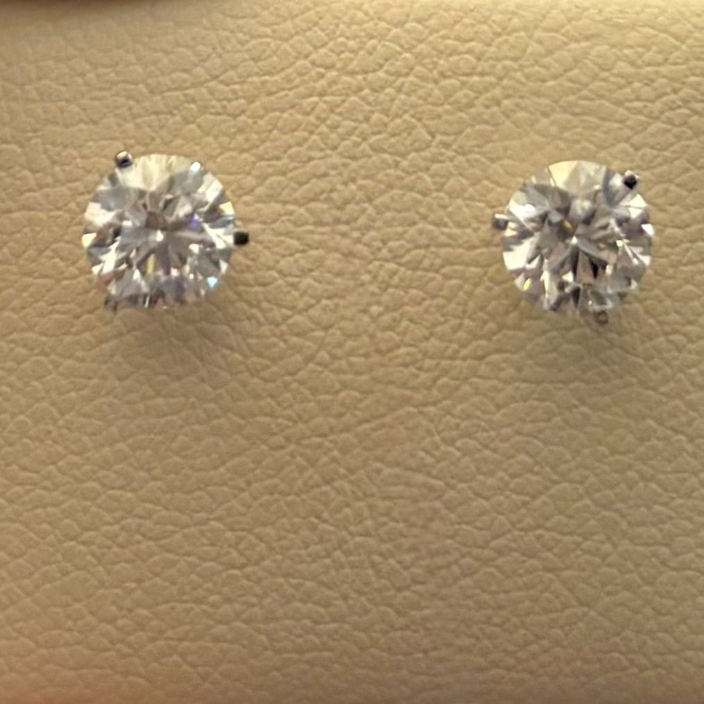L-Dia Rnd Stud WG Ear 1.5tdw