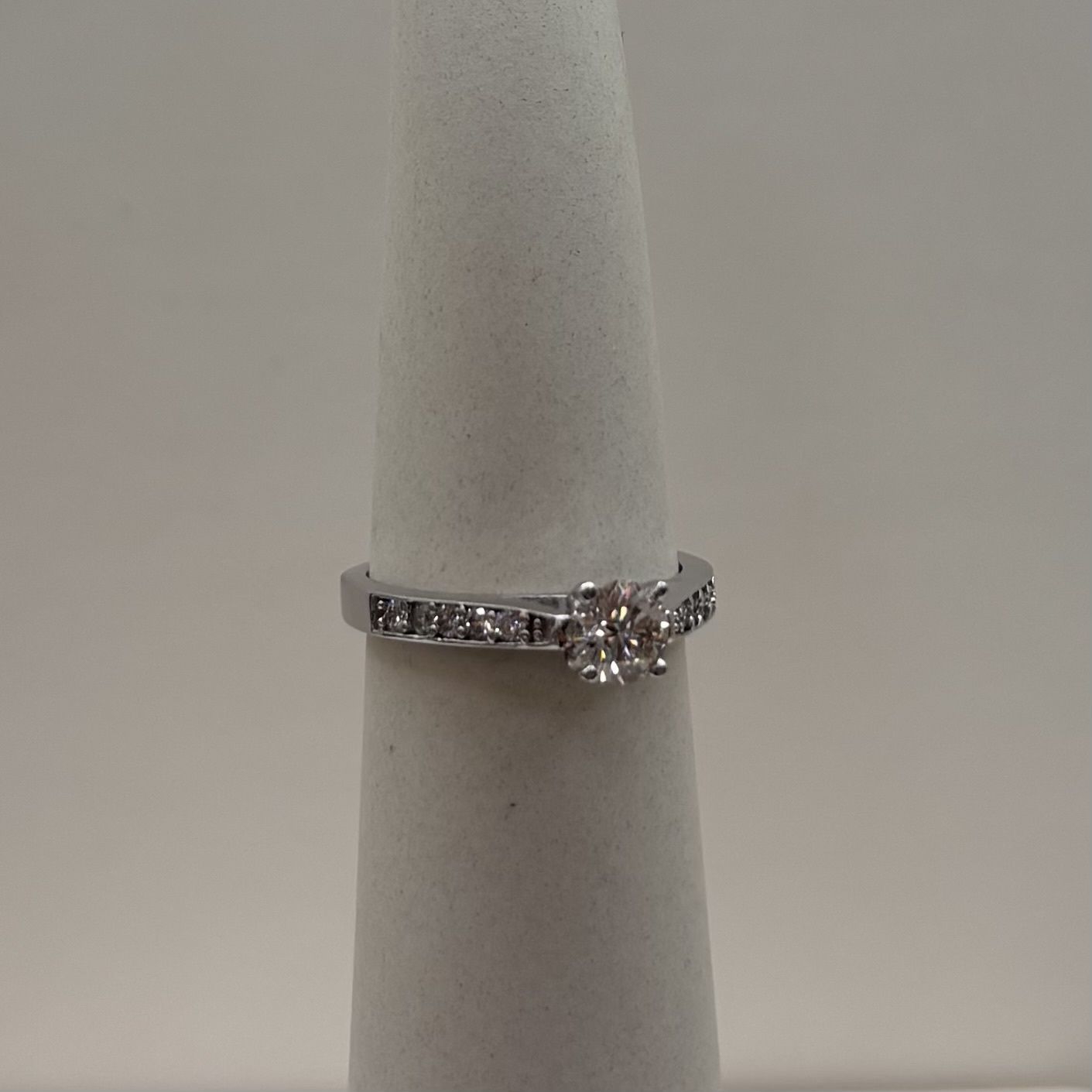 14KW 6-Stone Cath Set Rou Dia Eng Ring