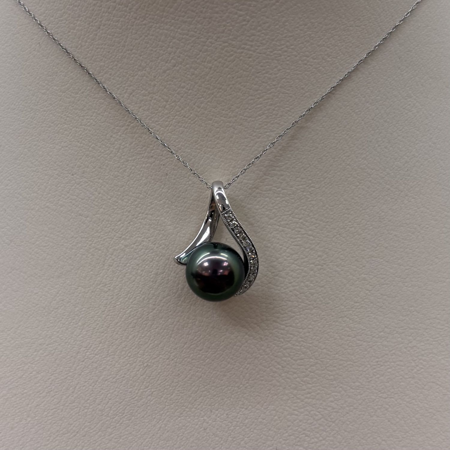 14KW Diamond and Tahitian Pearl Necklace "V"