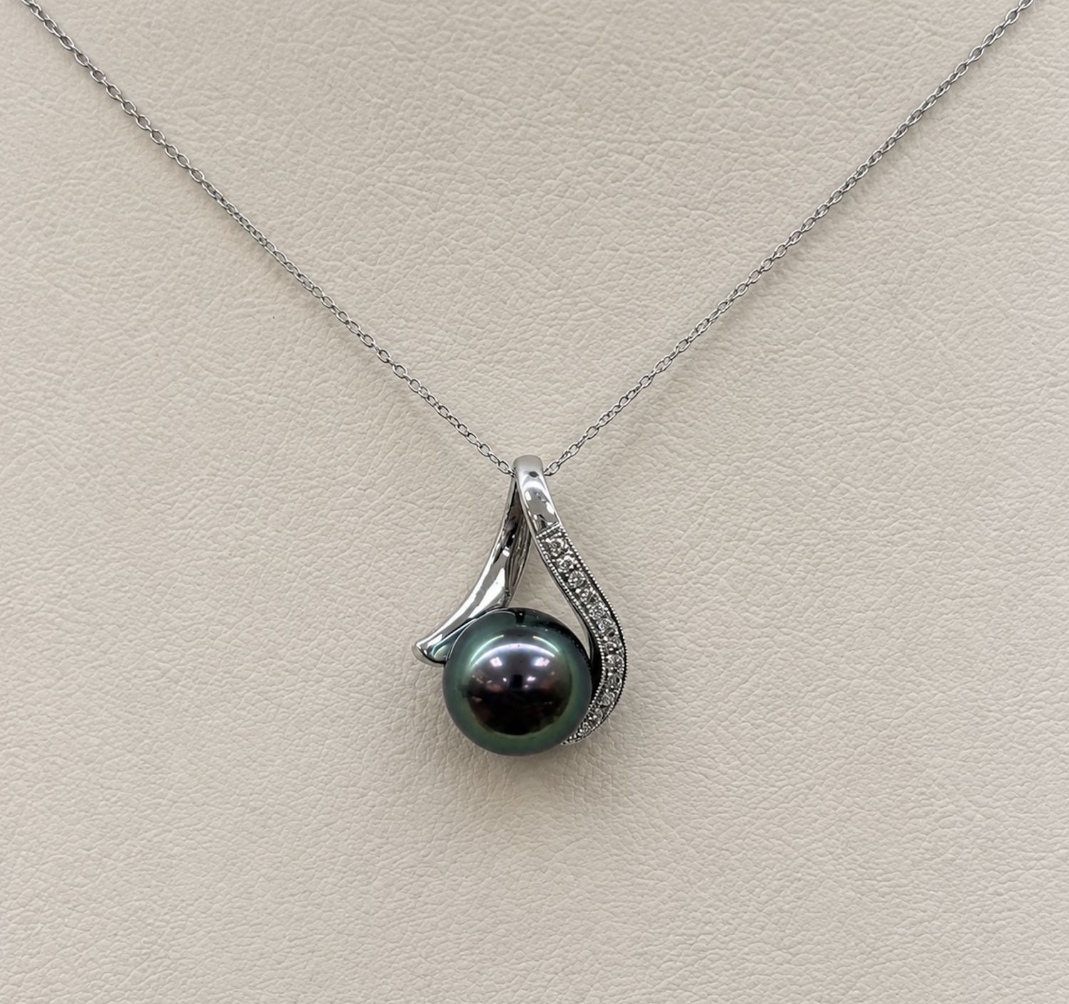 14KW Diamond and Tahitian Pearl Necklace "V"