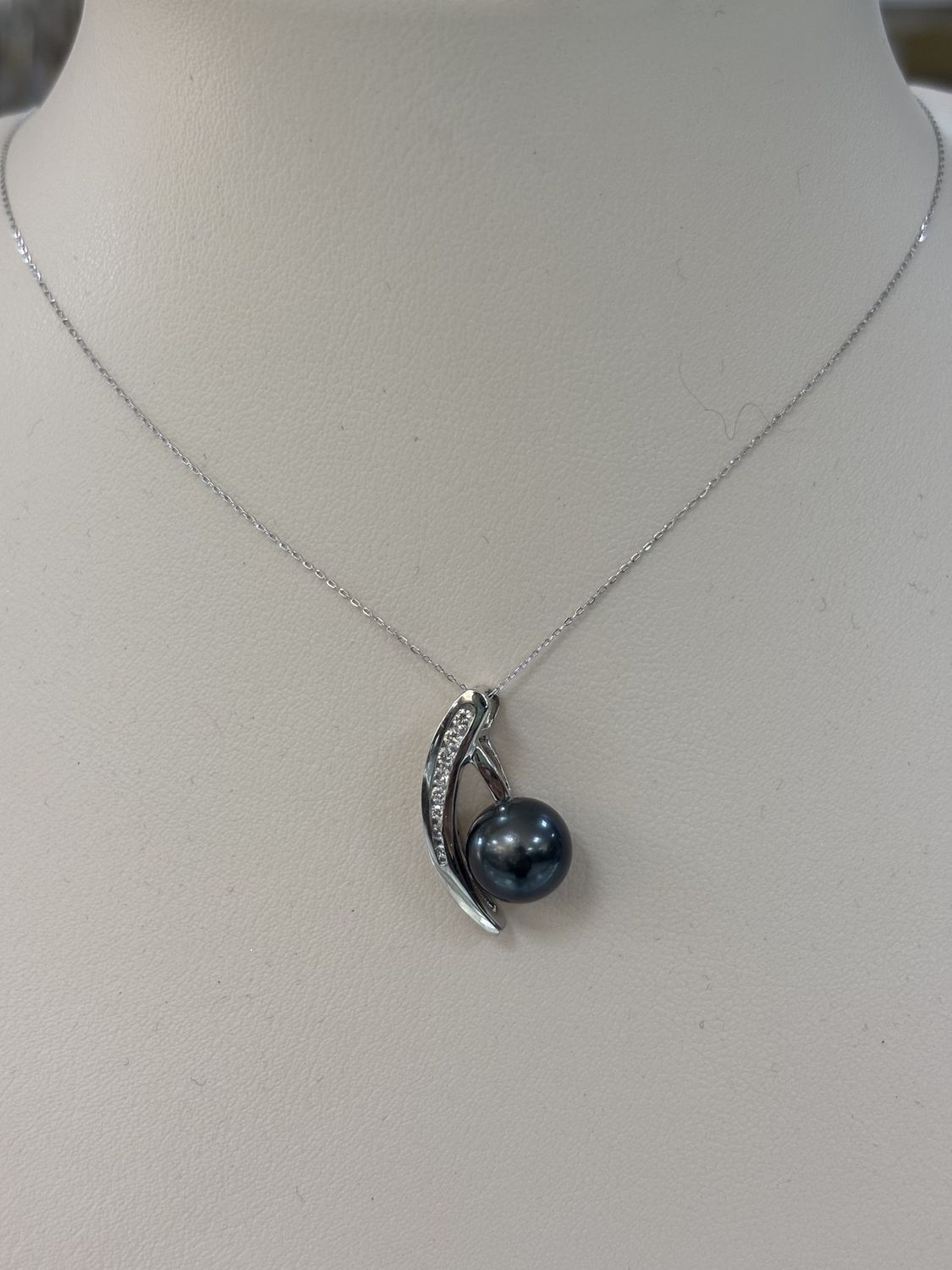 14kt White Gold Diamond and Tahitian Pearl Necklace w/Chain