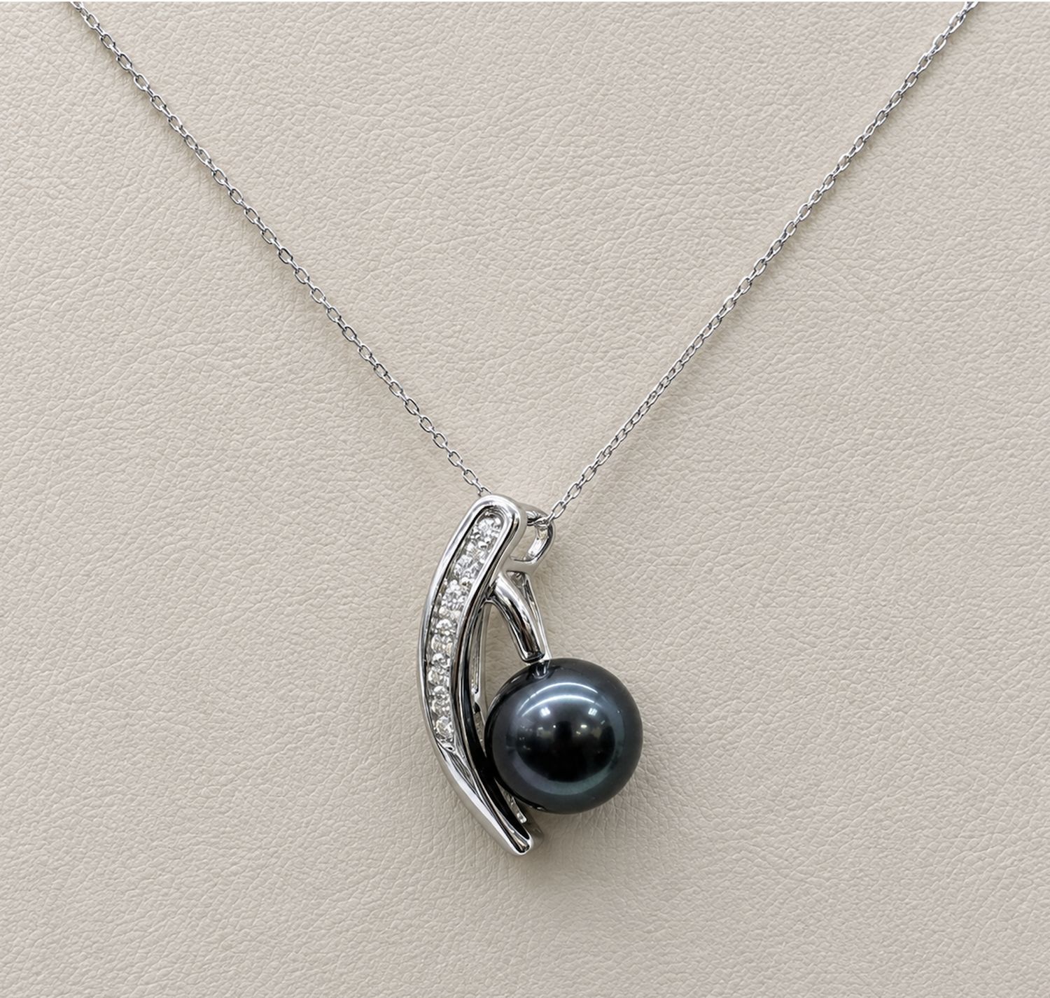 14KW "V" Diamond and Tahitian Pearl Necklace w/Chain