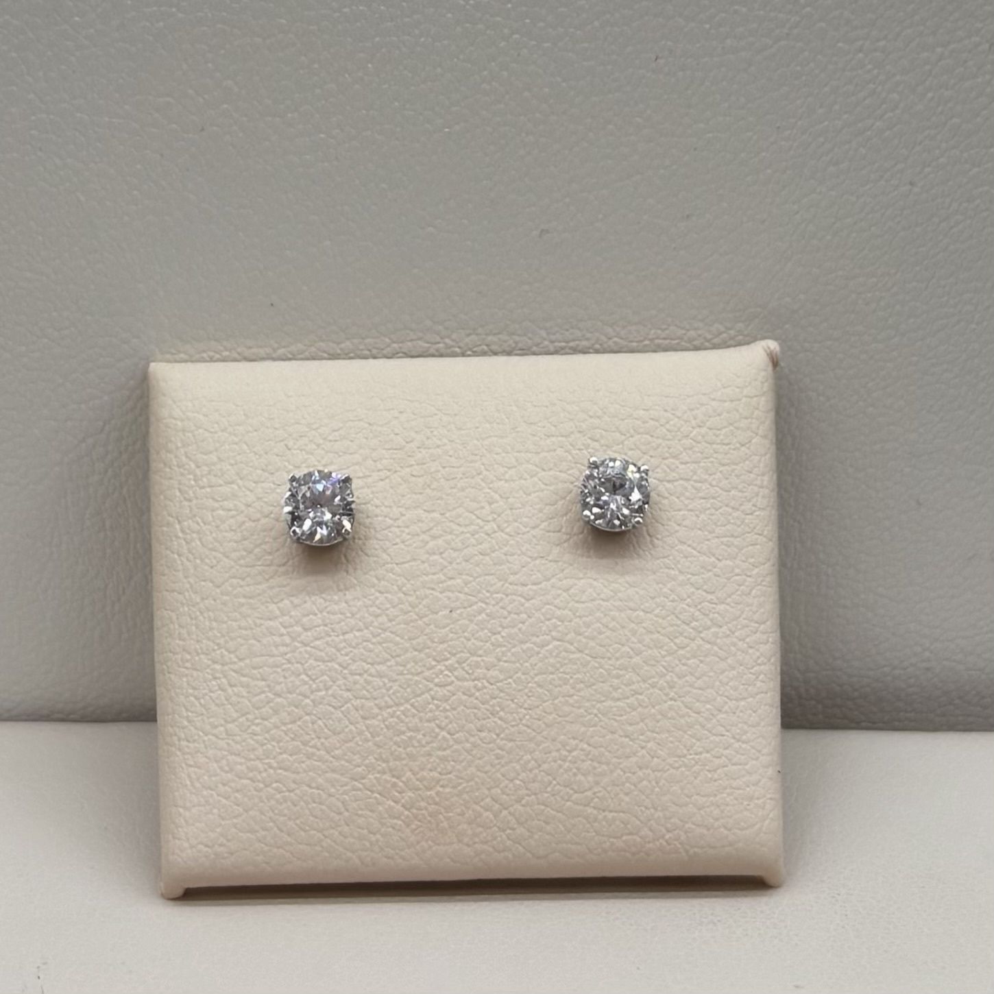 14KW 0.5ct Solitare Oval-Cut Studs