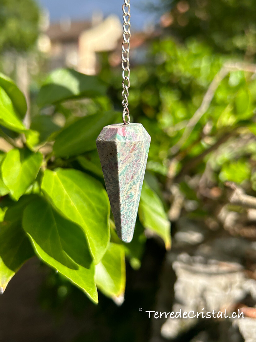 Pendule hexagonal en Rubis sur Zoïsite