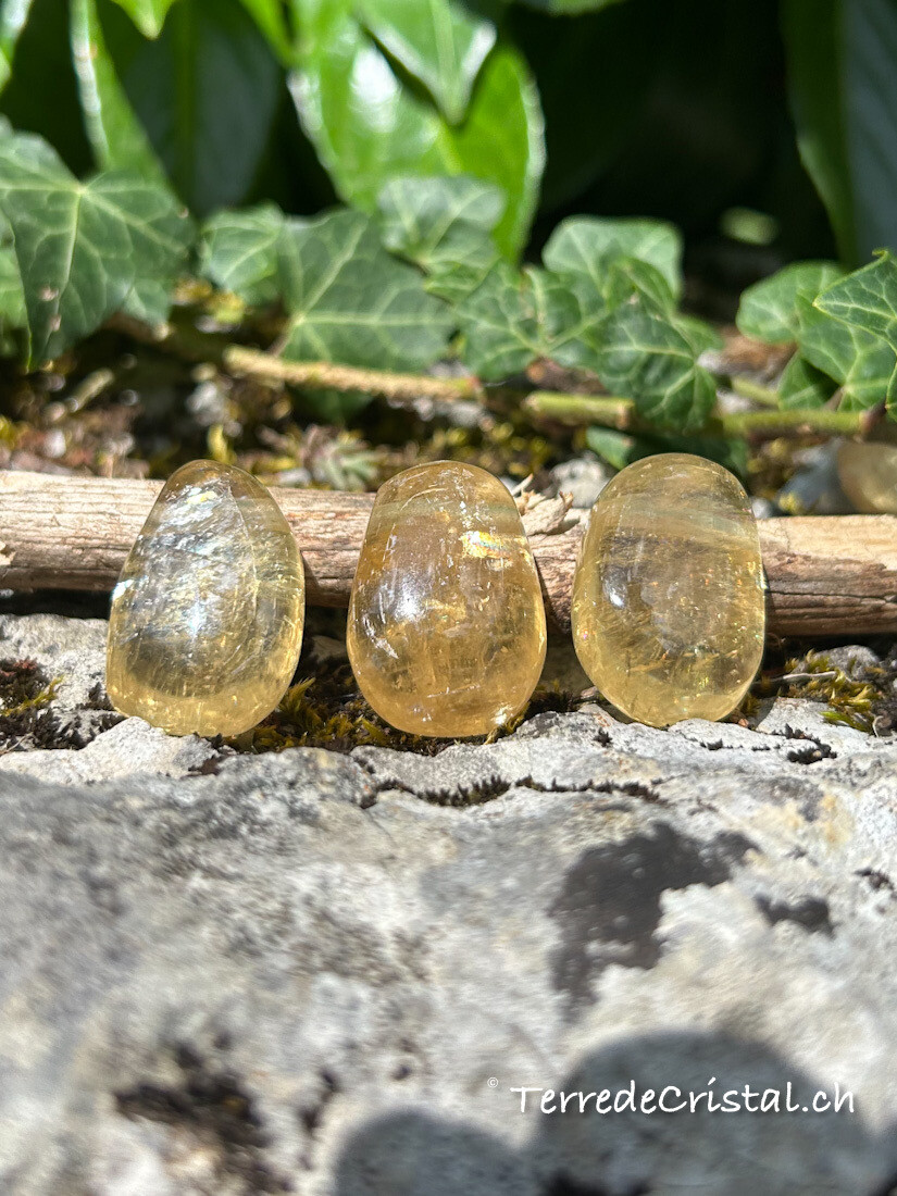 Calcite jaune transparente percée