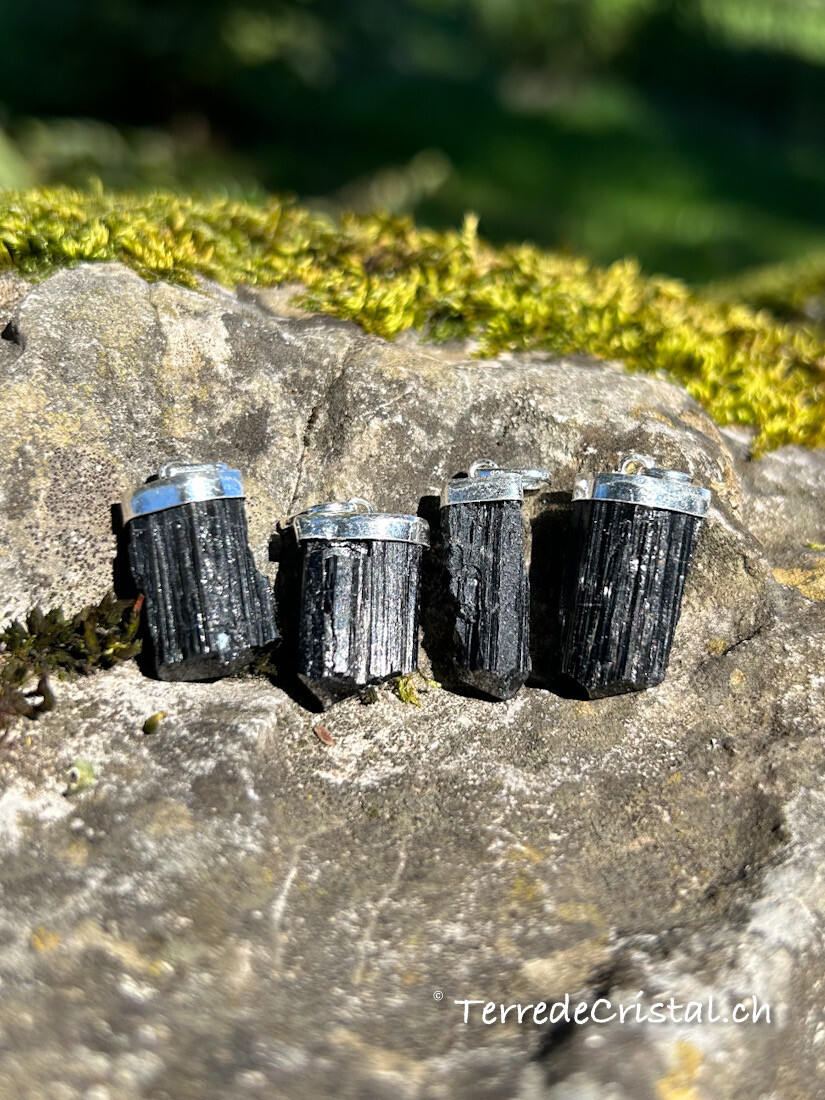 Pendentif en Tourmaline noire brute