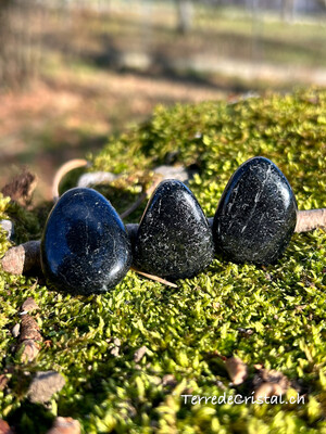 Tourmaline noire percée