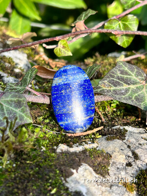 Pierre percée de Lapis-Lazuli