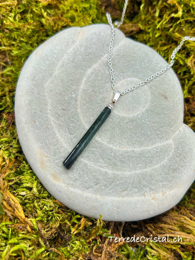 Pendentif en Tourmaline verte brute