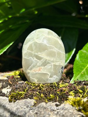 Menhir en Pierre de Lune verte / Garnièrite