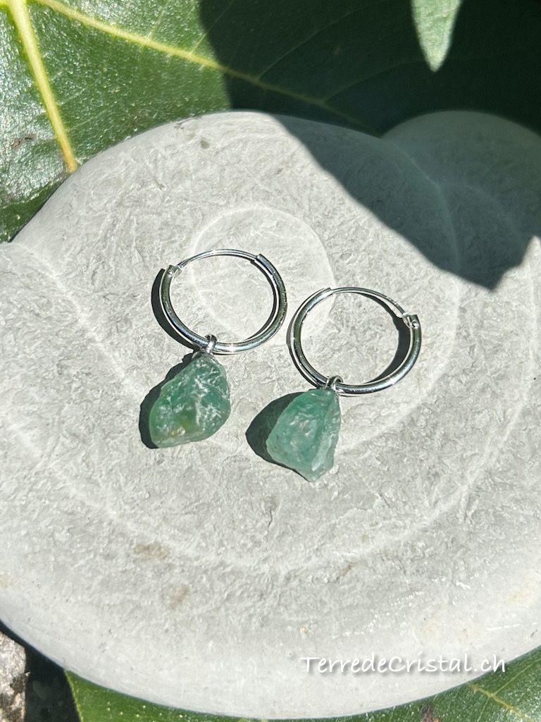 Boucles d’oreilles créoles en Fluorite verte brute