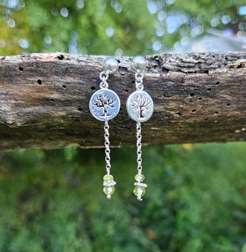 Clous d&#39;oreilles arbre de vie et péridot en argent 925
