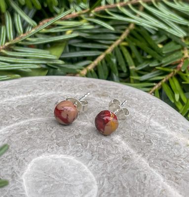 Clous d’oreilles en Mokaïte