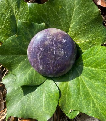 Galet en Lépidolite