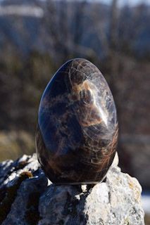 Menhir en Pierre de Lune noire