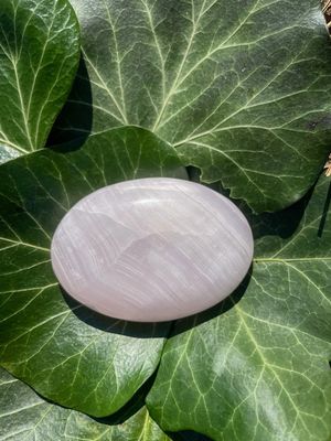 Galet en Mangano-Calcite