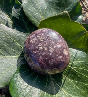 Galet en Lépidolite