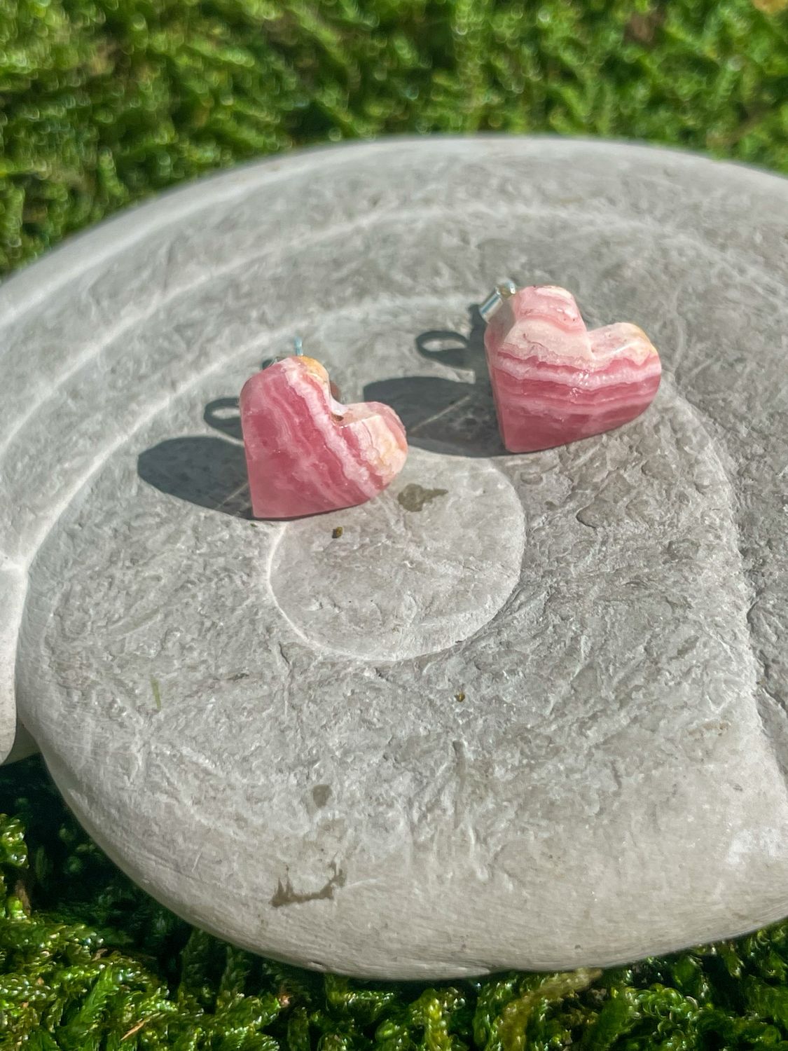 Clous d’oreilles coeur en Rhodochrosite