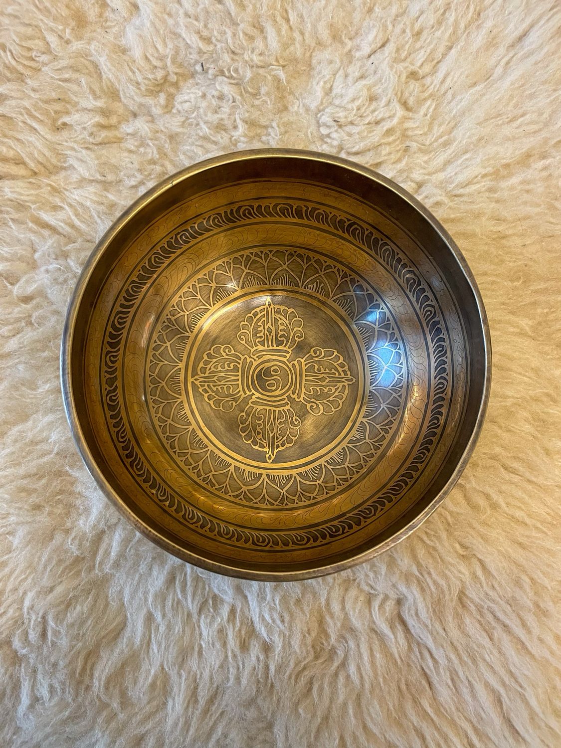 Bol chantant gravé &quot;Double Dorje&quot; 18.5 cm