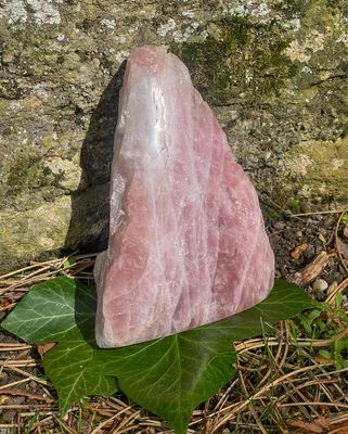 Menhir en Quartz rose semi-brut Menhir en Quartz rose semi-brut