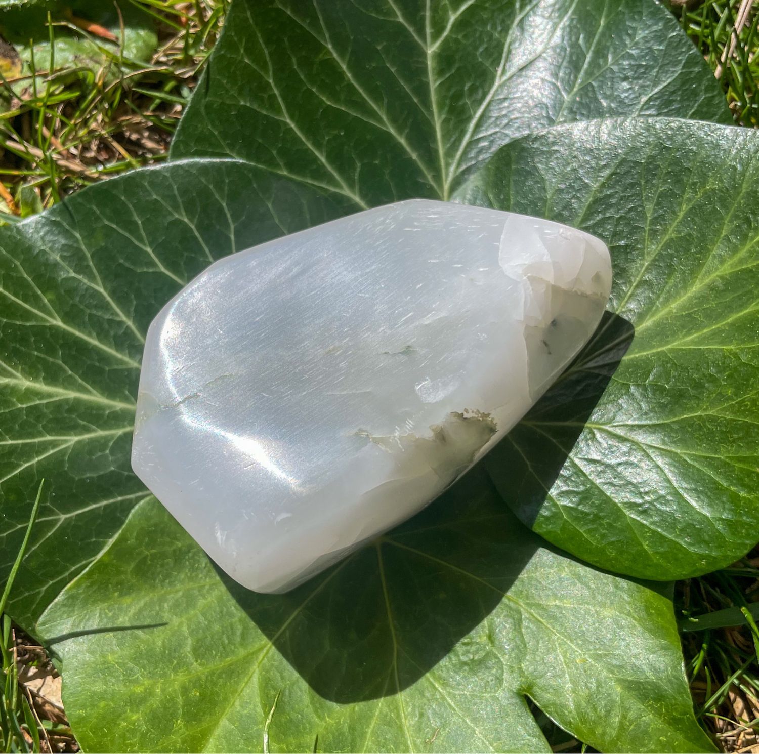 Menhir en Pierre de lune blanche