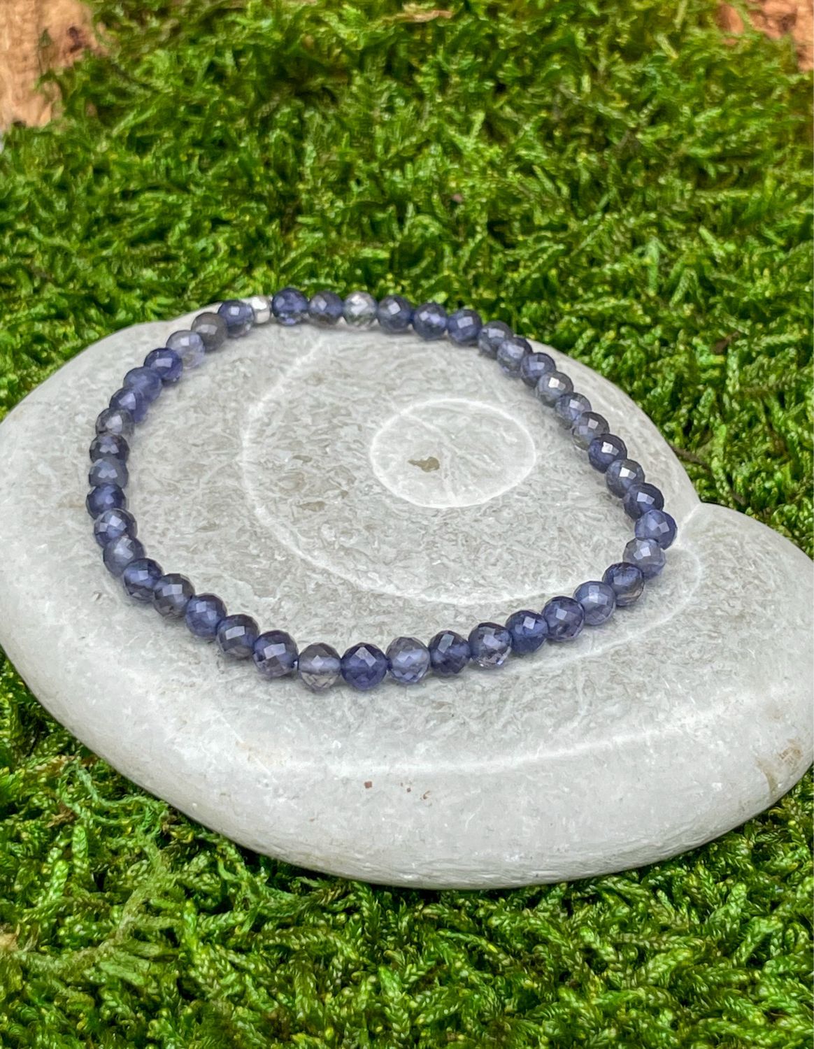 Bracelet en Iolite facetté 4 mm
