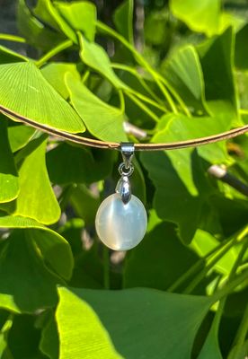 Pendentif en Pierre de lune argentée Pendentif en Pierre de lune argentée