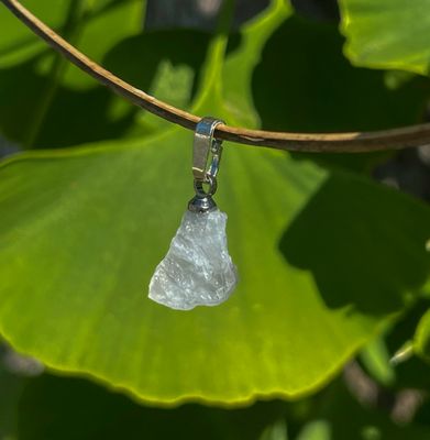 Pendentif en Pierre de lune bleutée brute