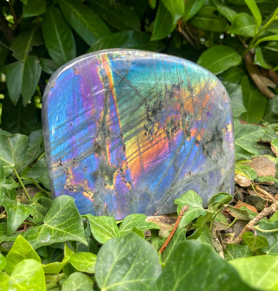 Menhir en Labradorite arc-en-ciel