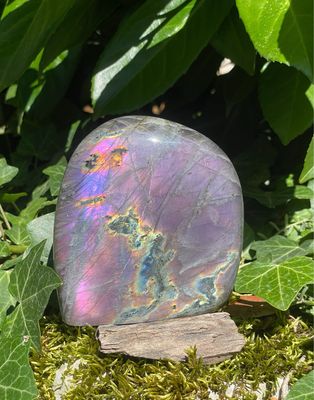 Menhir en Labradorite violette