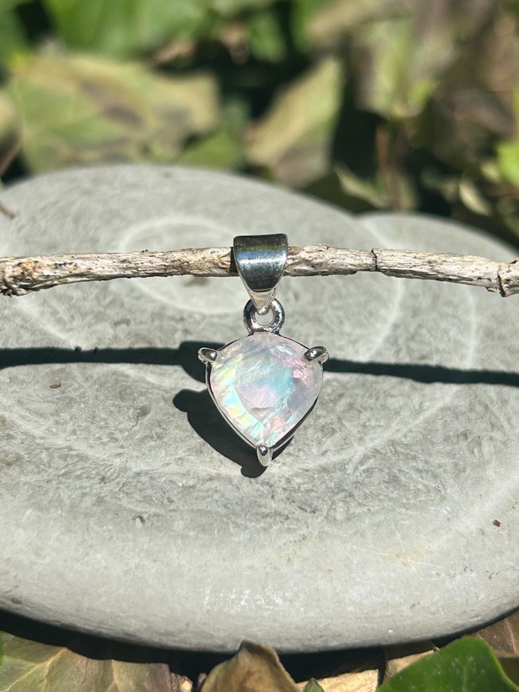 Pendentif en Pierre de lune blanche facettée