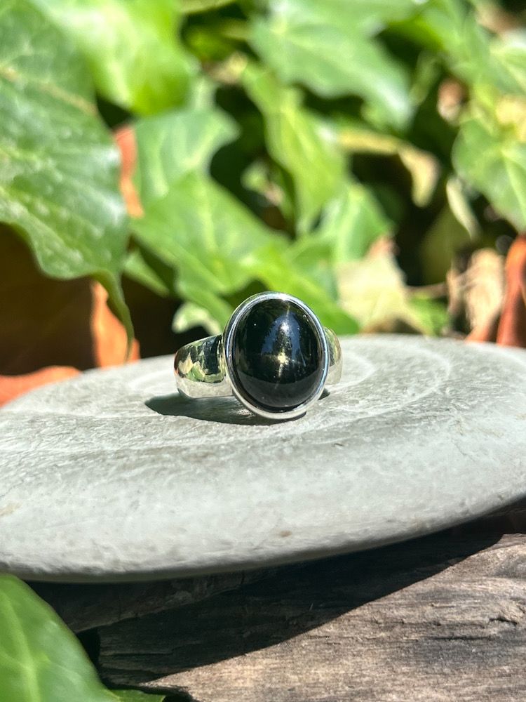 Bague en Diopside noire étoilée