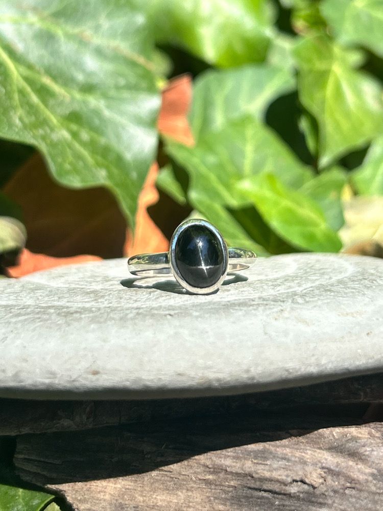 Bague en Diopside noire étoilée