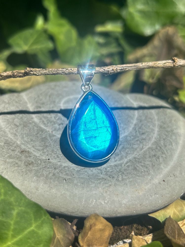 Pendentif en Labradorite bleue facettée